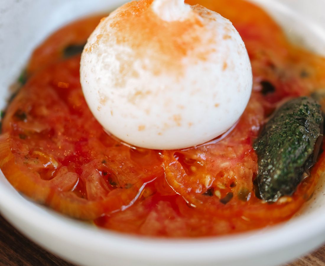 Burrata, tomates et basilic en entrée — Chez Angela, Spa