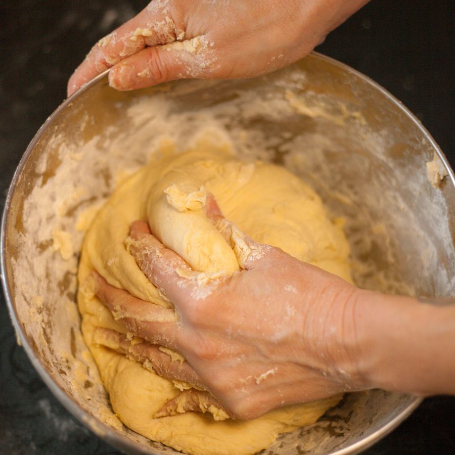 Les mains du pizzaiolo qui étire la pâte — pizzeria à Spa