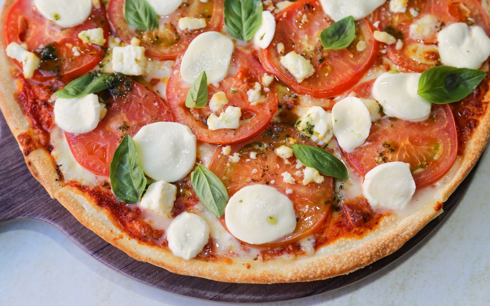 Pizza margherita napolitaine au sortir du four à bois — pizzeria Chez Angela à Spa